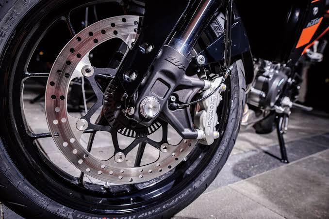 Frenos de moto: cómo revisar delantero y trasero sin arriesgarte