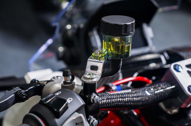 Motor y fluidos de la moto: qué revisar y cómo interpretar alertas
